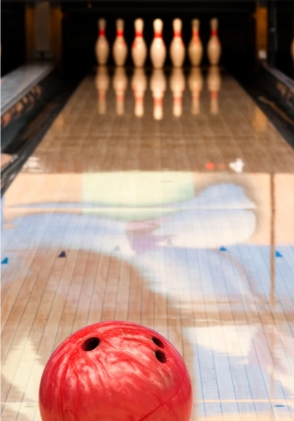 Image du bowling au Parc du Marais, avec des pistes modernes et un éclairage animé