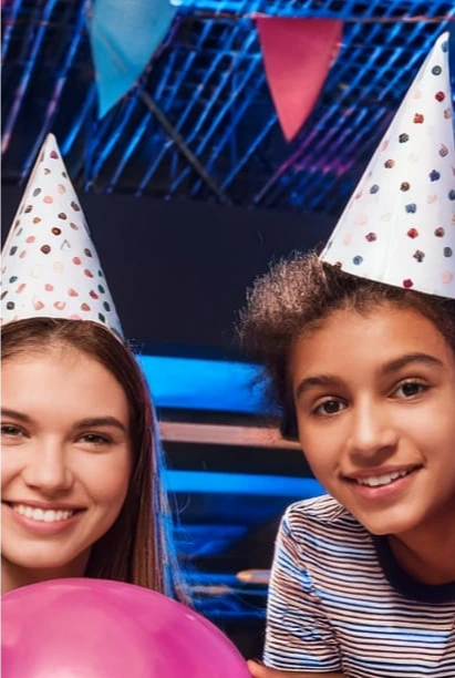Image d'une salle de réception pour célébrer des anniversaires au Parc du Marais, décorée pour l'occasion