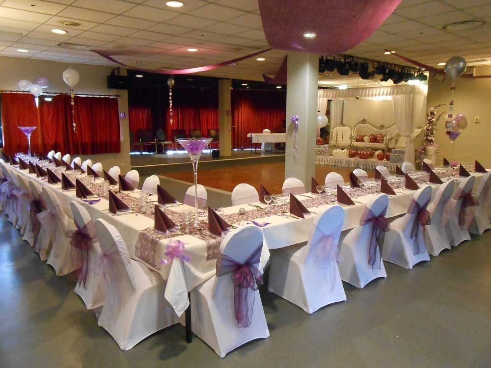 Image d'une salle de réception pour des événements au Parc du Marais, prête à accueillir des groupes pour diverses occasions