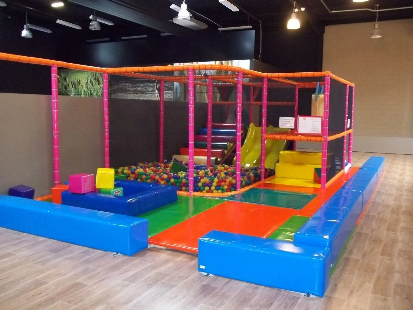 Image de la structure pour enfants au Parc du Marais, un espace de jeux sécurisé et amusant pour les plus jeunes