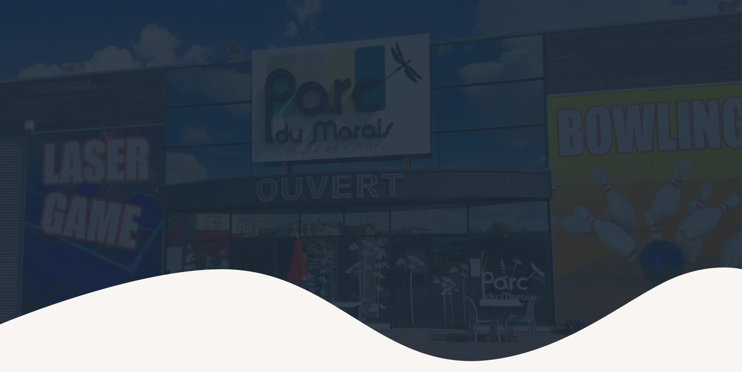 Devanture du bowling et laser game Parc du Marais avec enseigne