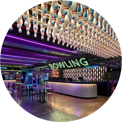 Salle de bowling Parc du Marais avec éclairage LED coloré et ambiance conviviale