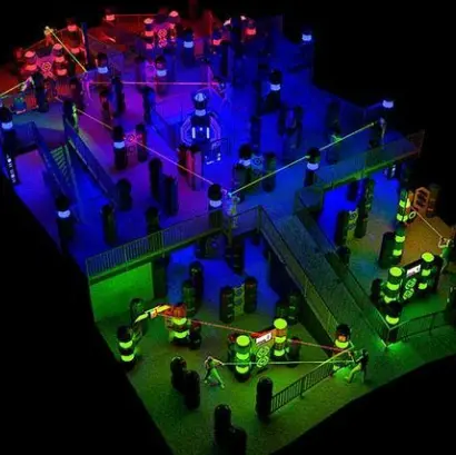 Intérieur du laser game Parc du Marais avec décors futuristes et zones de jeu