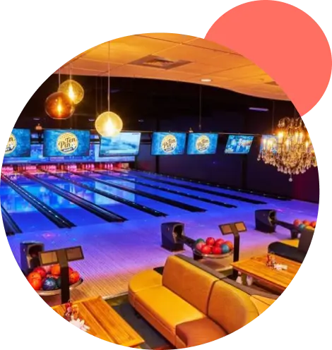 Vue intérieure du Parc du Marais avec des pistes de bowling modernes