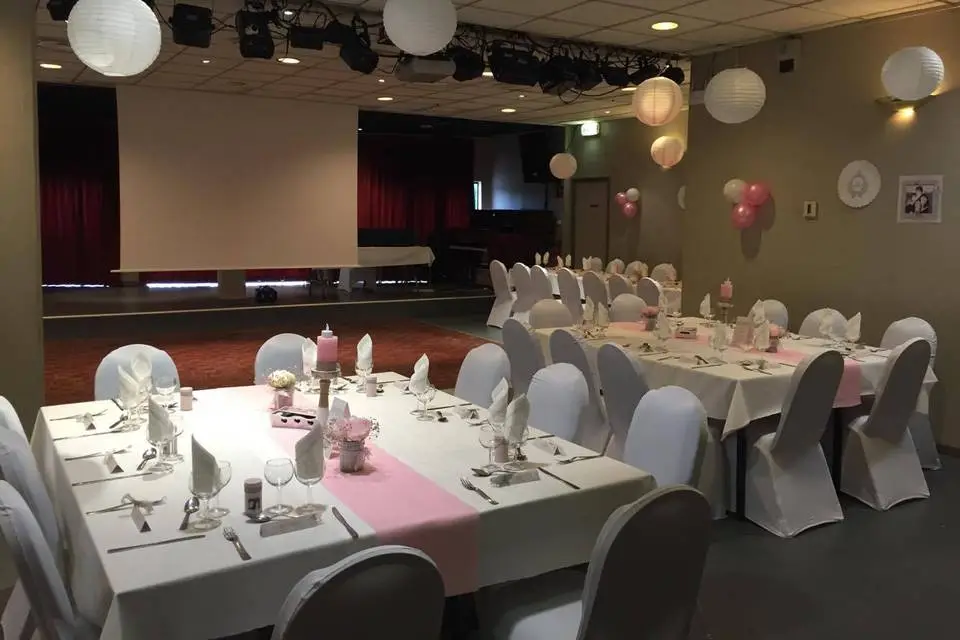 Vue de la salle de réception du Parc du Marais, mettant en valeur l'espace central et les tables décorées